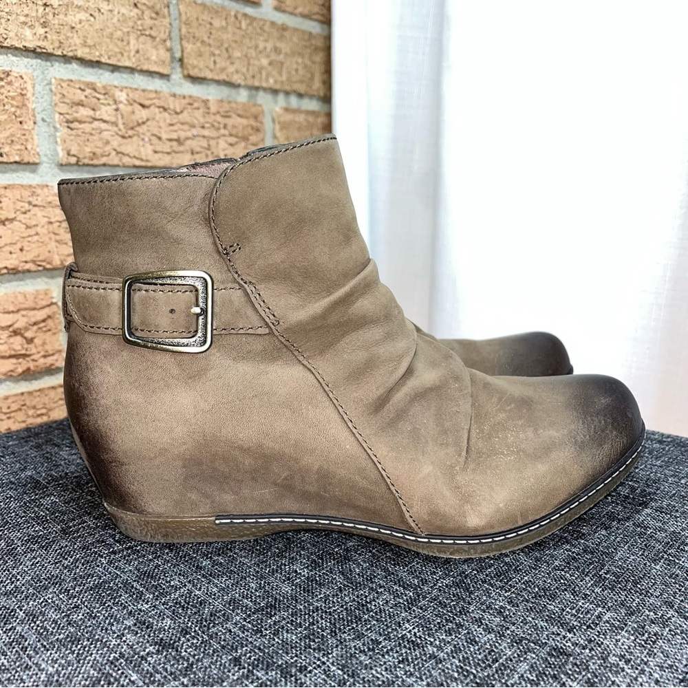 Dansko Lia Mushroom Nubuck Ankle Boots Hidden Wedge Comfort Booties EU 39 8.5